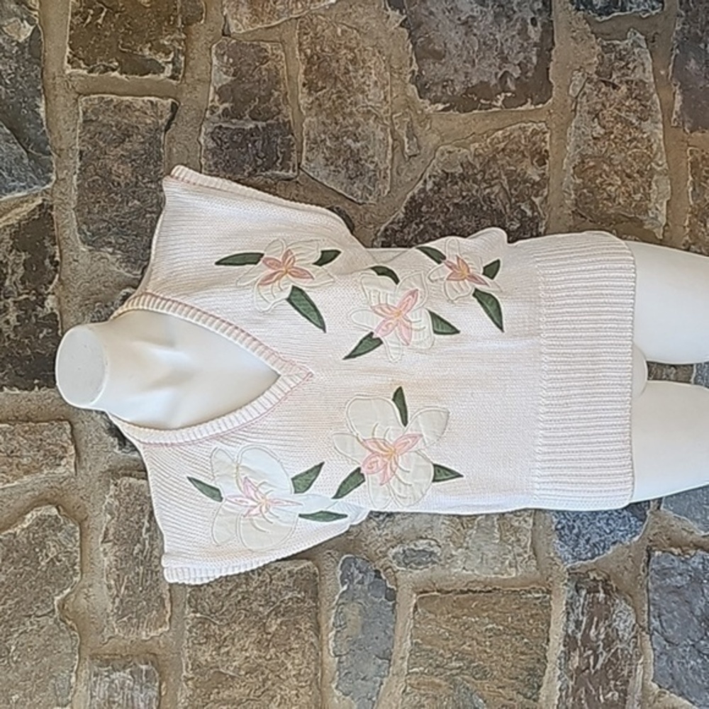 BONNIE BOERER & Company Vintage sweater vest with leather flower embellished  M